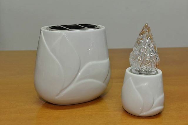 portafiori e luce perpetua cimiteriali