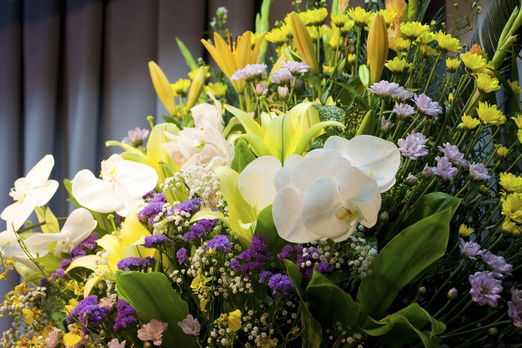 composizione floreale con fiori viola e bianchi