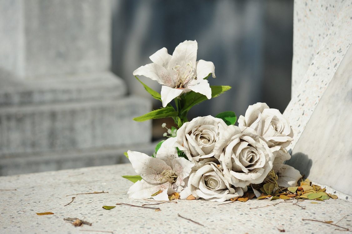 composizione di fiori bianchi per un funerale
