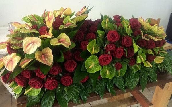 cuscino di fiori con rose rosse e anthurium