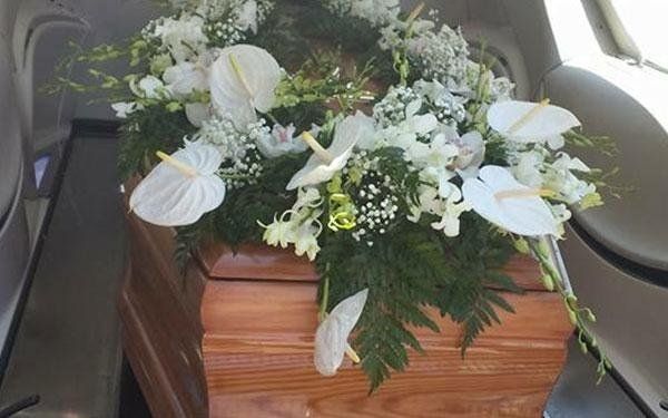 composizione floreale con fiori bianchi su una bara