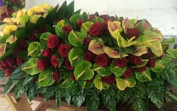 composizione floreale con fiori verdi e rossi