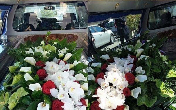 bara con fiori all'interno di un auto funebre
