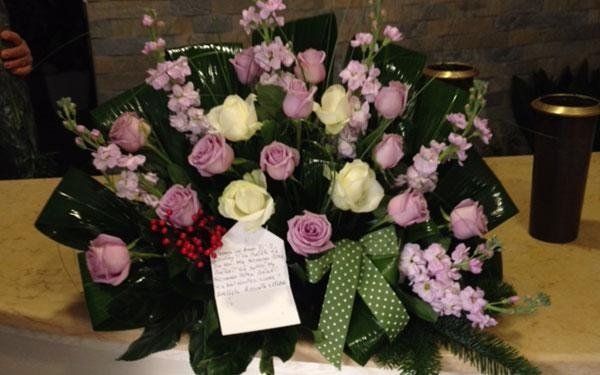 addobbo floreale su una bara con dedica personalizzata