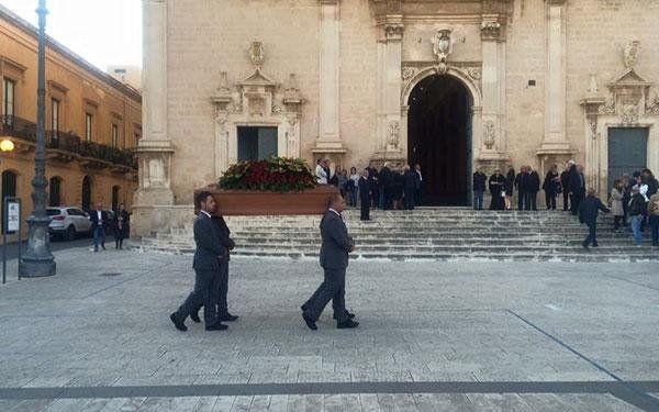 necrofori che trasportano un cofano funebre