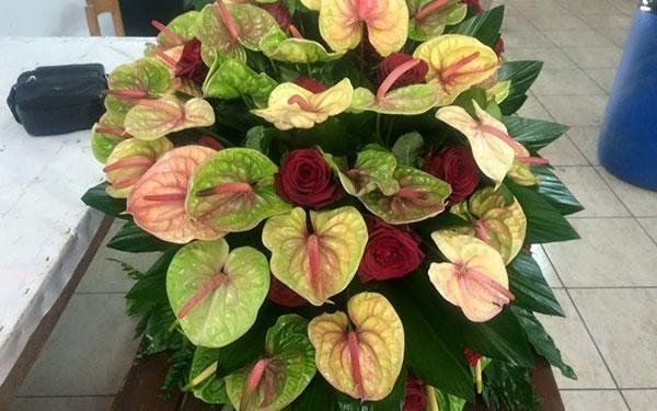 composizione floreale con anthurium e rose rosse