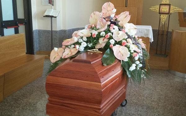 bara in legno con composizione floreale