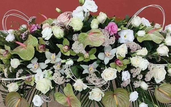 addobbo floreale per un rito funebre