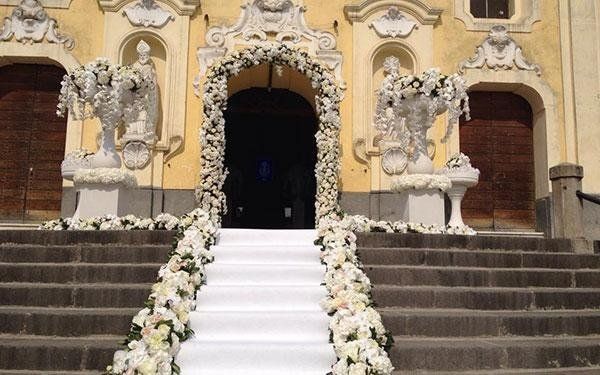 ingresso di una chiesa allestito per un funerale