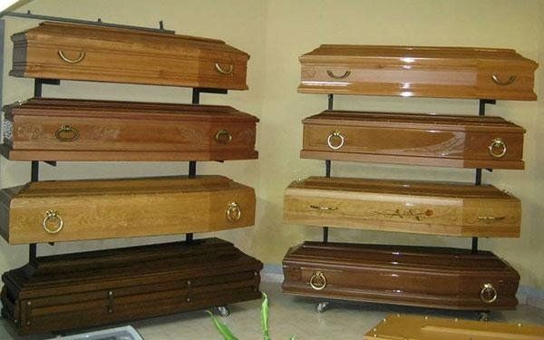 assortimento di casse funebri