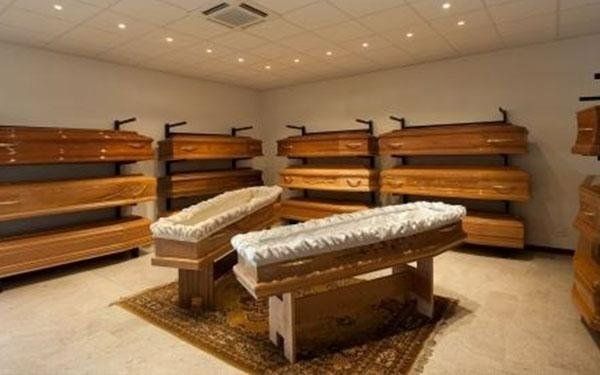 assortimento di cofani funebri