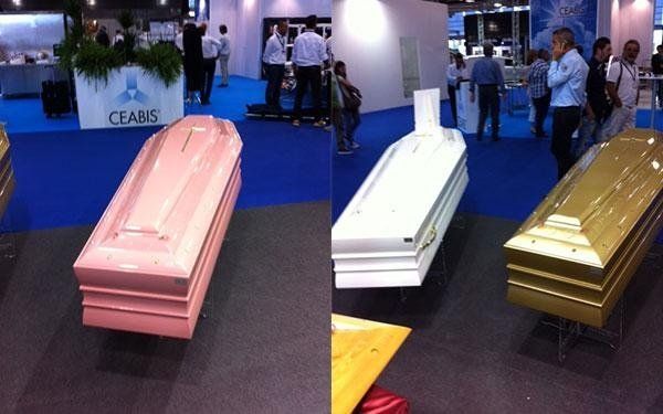 cofani funebri di vari colori