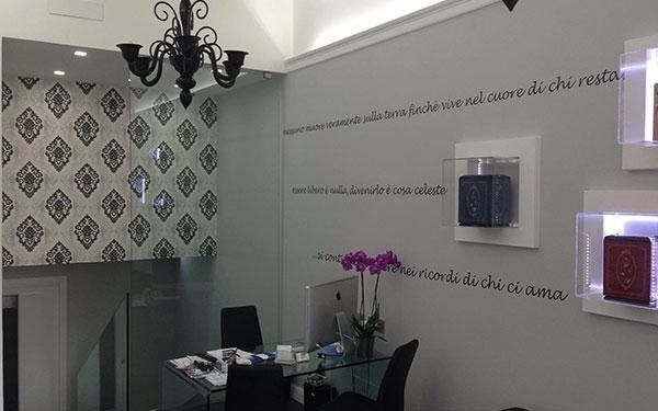 urne cinerarie collocate in teche di vetro