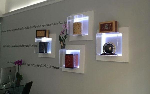 assortimento di urne cinerarie