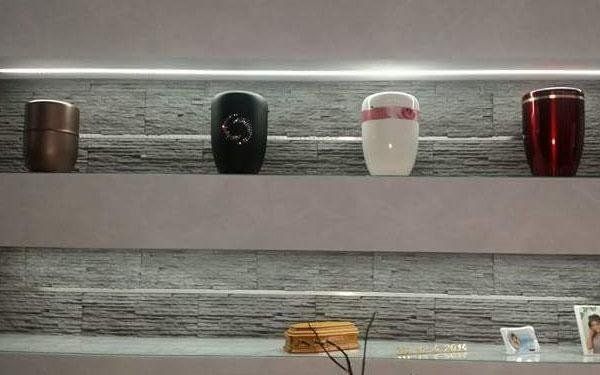 urne cinerarie in metallo, legno e porcellana