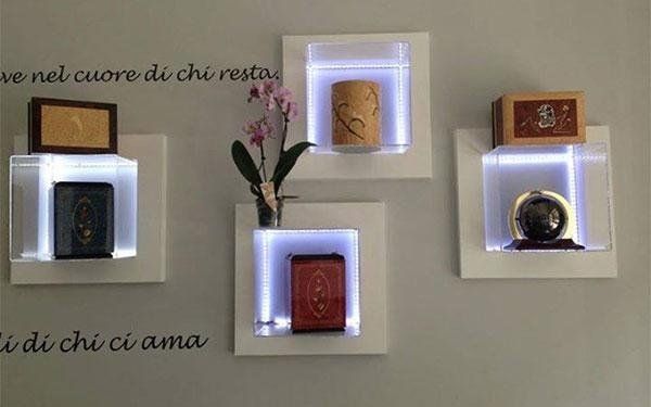 assortimento di urne cinerarie decorate