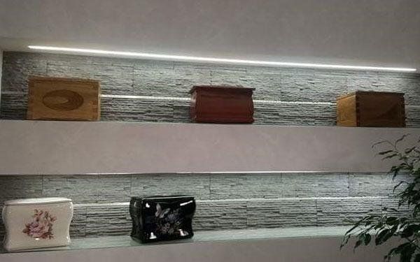 urne cinerarie in legno e porcellana