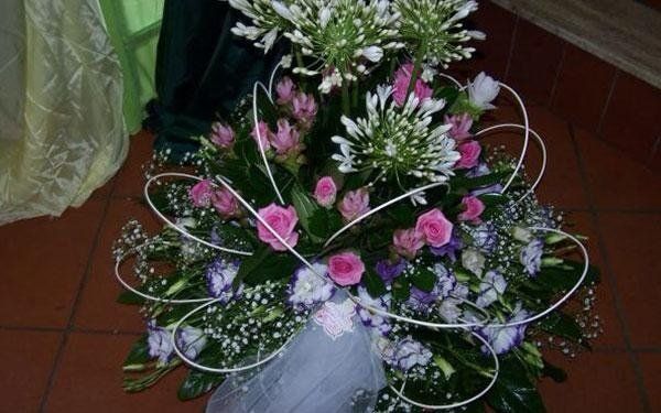 composizione floreale con fiori bianchi e rosa