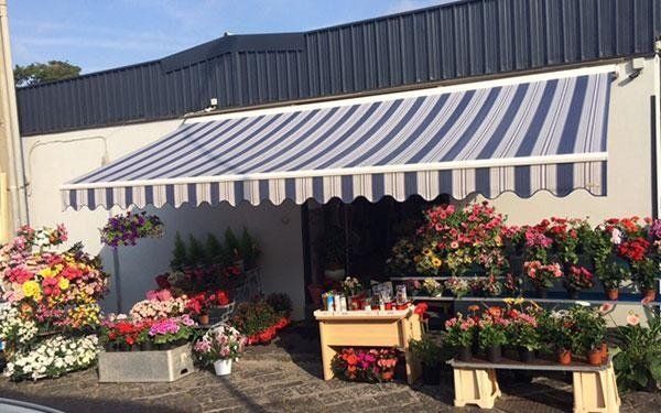 ingresso di un negozio di fiori per cerimonie funebri