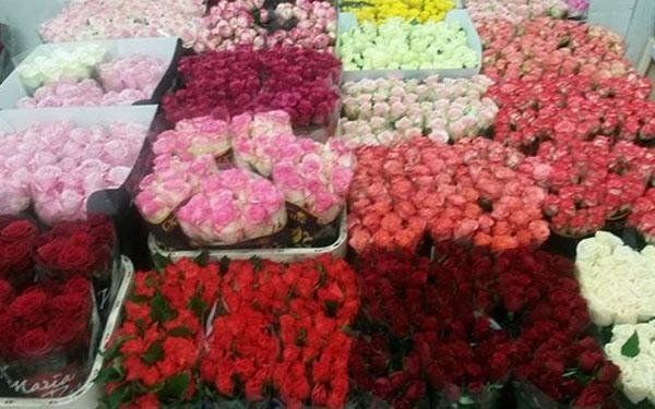 mazzi di fiori colorati per cerimonie funebri