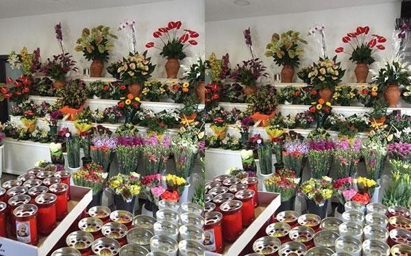 assortimento di fiori e ceri votivi per cerimonie funebri