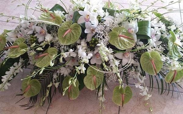 Anthurium e fiori bianchi per funerali
