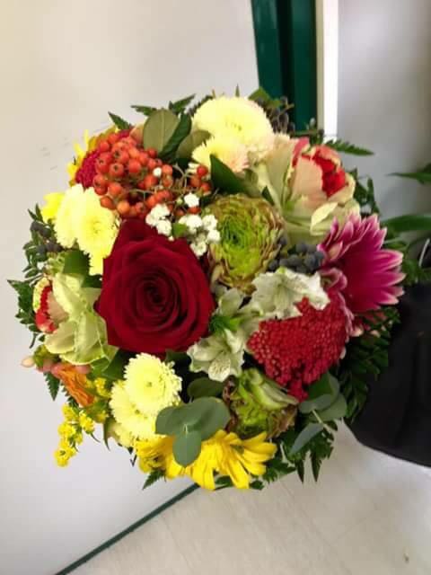 addobbo floreale con fiori di vario tipo