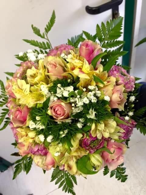 composizione floreale con fiori gialli e rosa