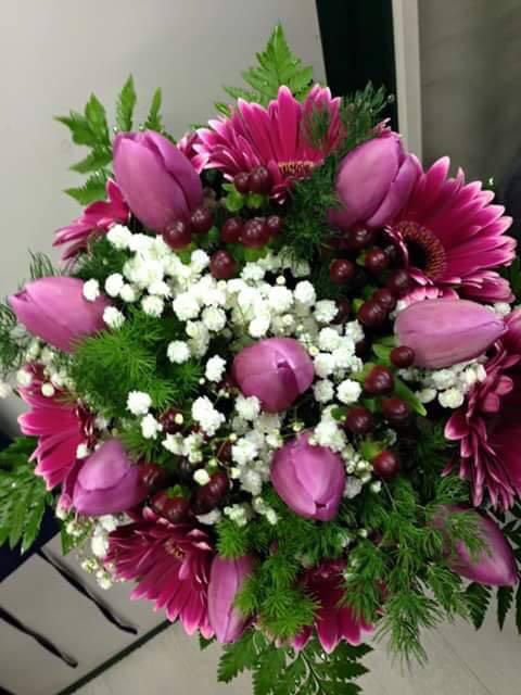 composizione floreale con fiori lilla e bianchi