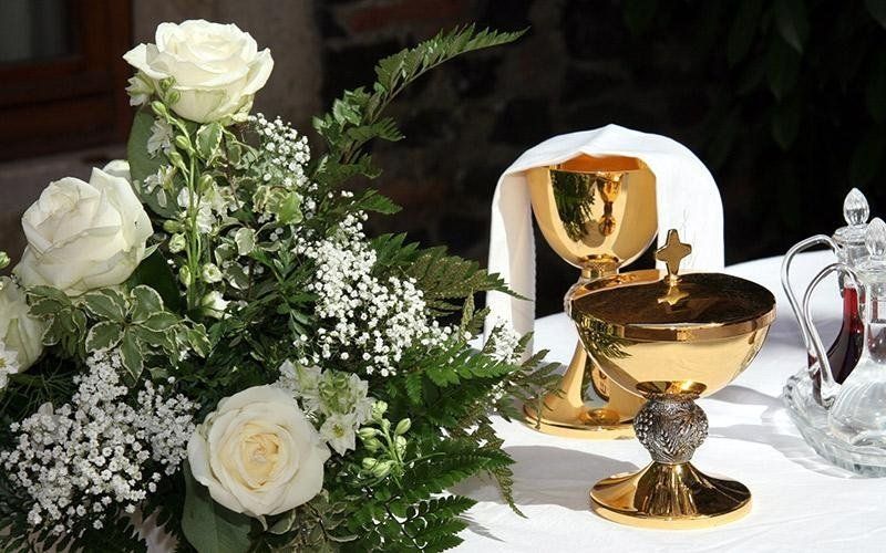 altare di una chiesa allestito per un funerale