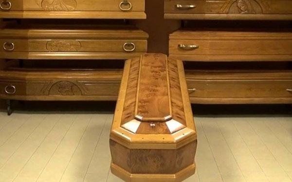 cassa funebre in legno con effetto laccato