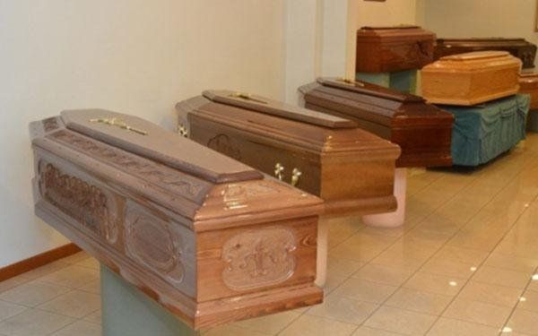 casse funebri in legno intagliate