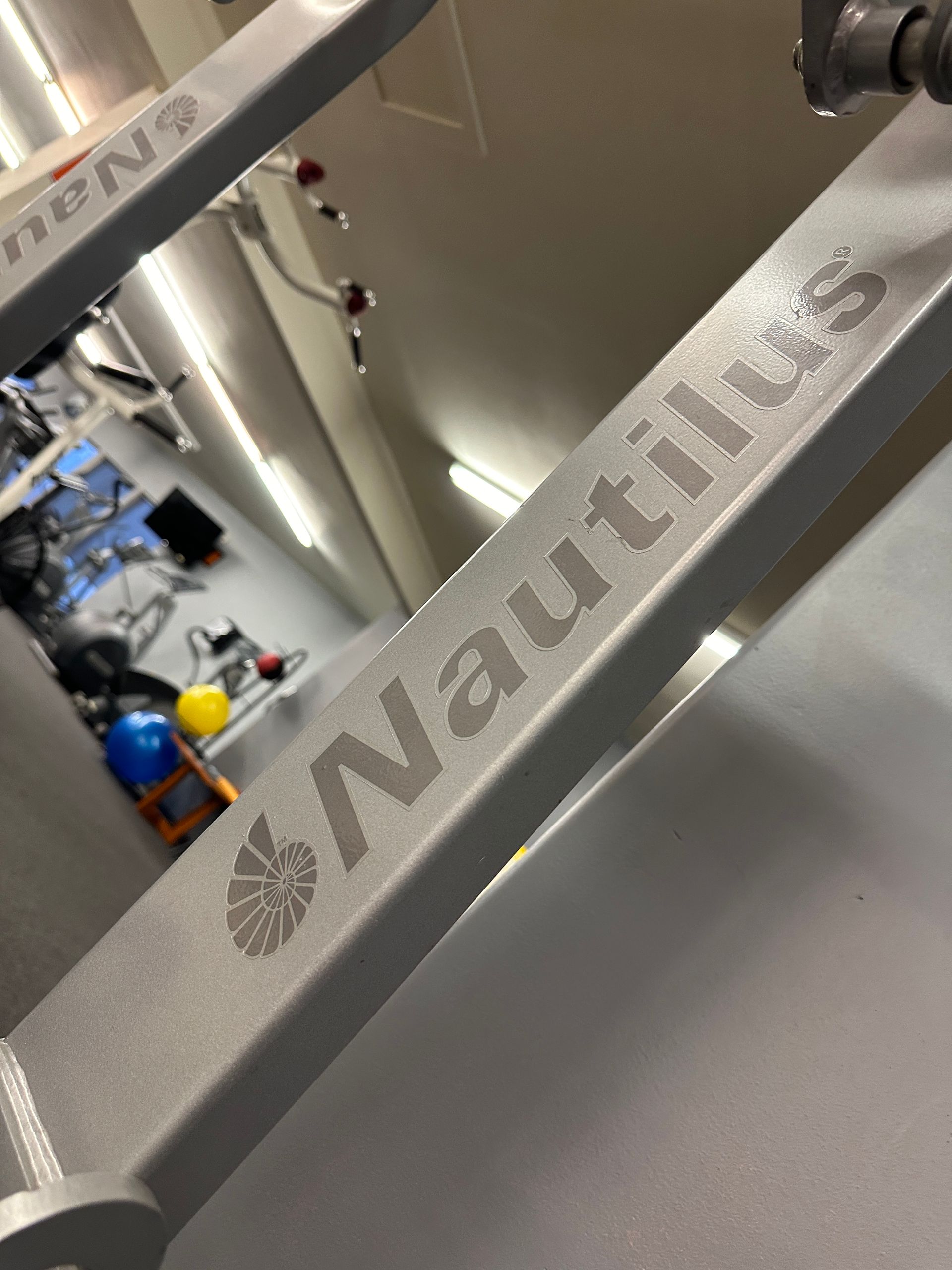 A nautilus machine is sitting on a table in a gym.
