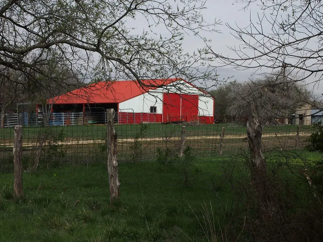 Two Cars Are Parked In Front Of Building - Clifton, TX - Bosque Supply Company