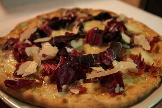 pizza bianca con radicchio e grana