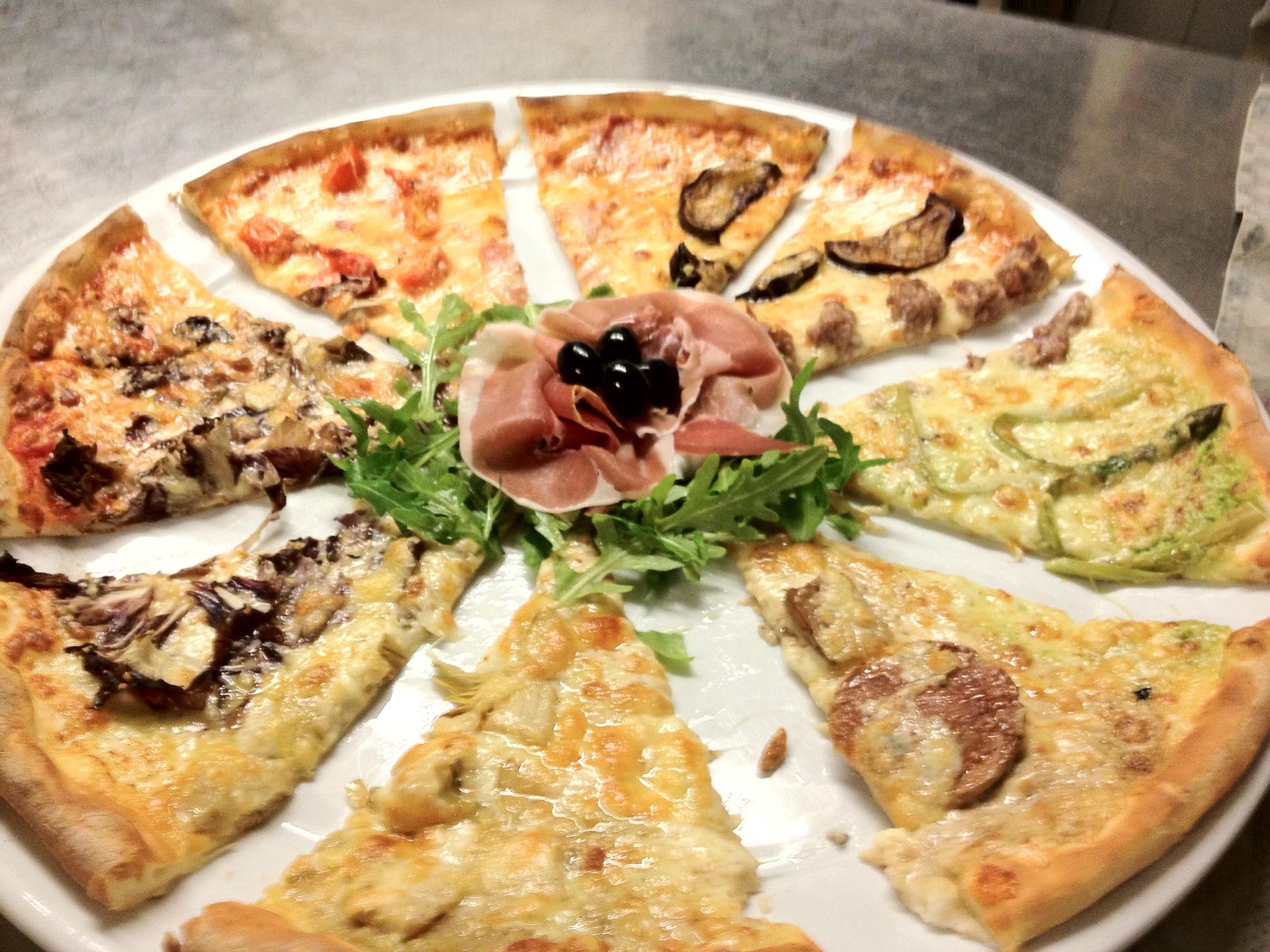 spicchi di pizza in vari gusti