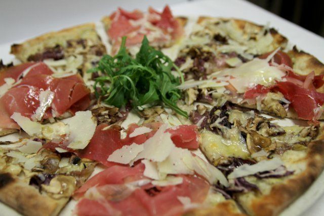 pizza con impasto tradizionale e prodotti a chilometro zero