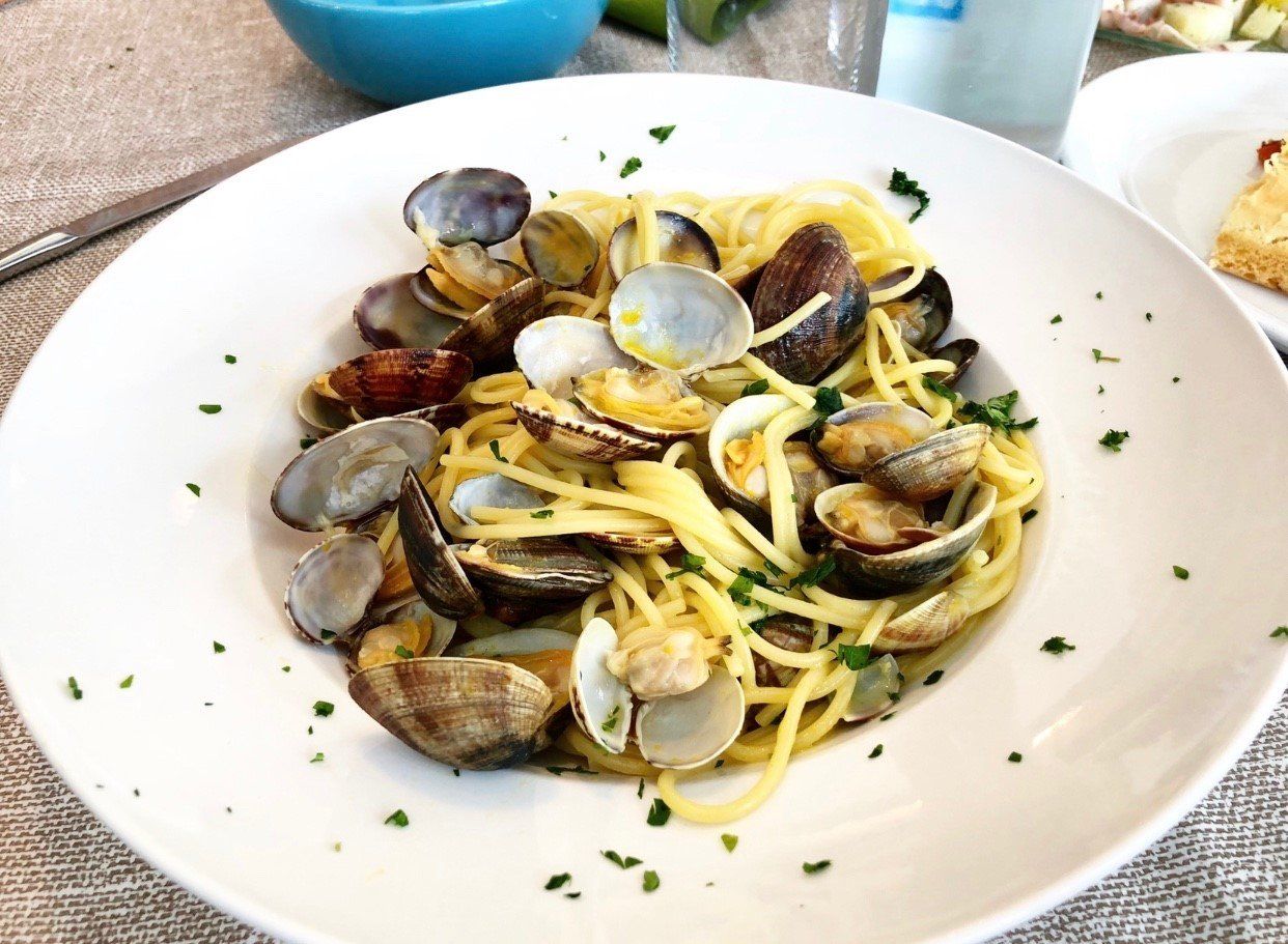 piatto di spaghetti con le vongole