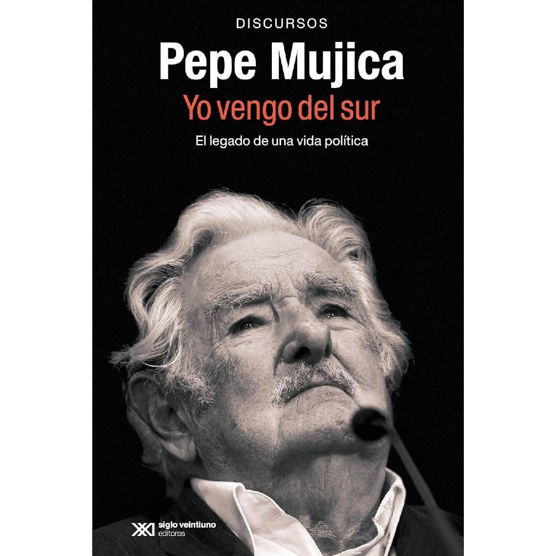 Una fotografía en blanco y negro de un hombre hablando por un micrófono.