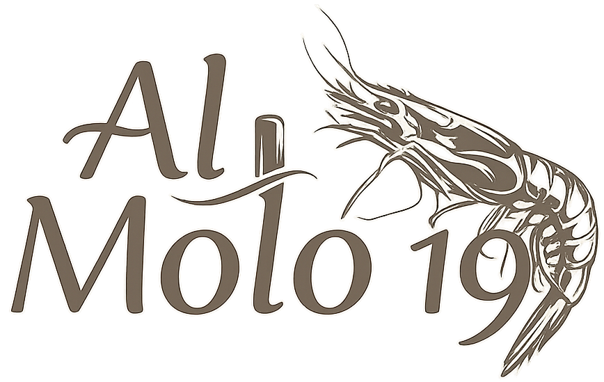Logo “Al Molo 19” con illustrazione stilizzata di un pesce in marrone su sfondo bianco.