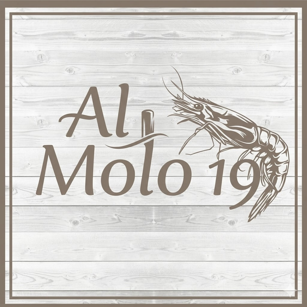 Logo di Ali Molo 19 in caratteri marroni con l'illustrazione di un pesce su sfondo color legno chiaro.