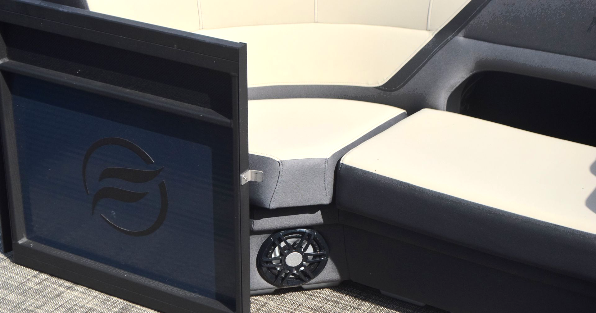 Flagship Discover pontoon speaker and gate at stern