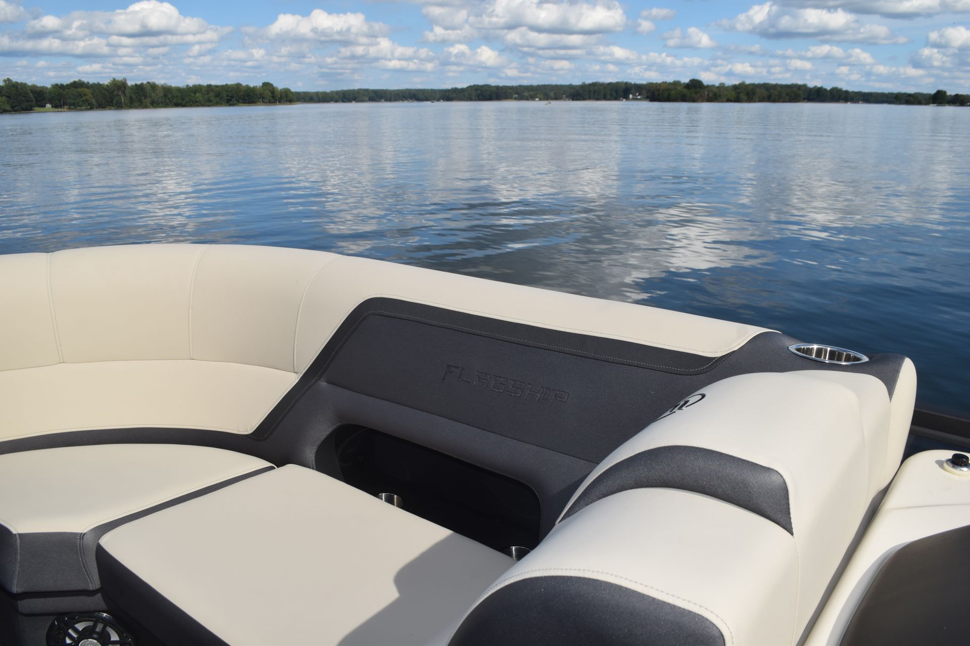 day bed on starboard side of flagship discover pontoon with lake and blue sky in background