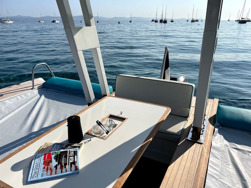 Orphie 29 interior dining space for 6 guests