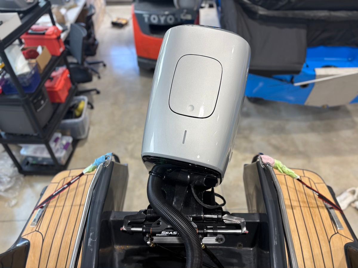 Grey Flux motor on the back of magonis wave slightly tilted