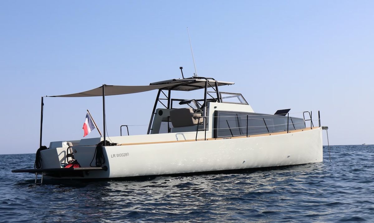 Electric triamaran 39 feet in water electric day boat weekender