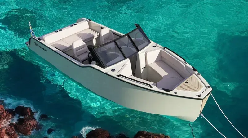X Shore 1 Bowrider electric boat