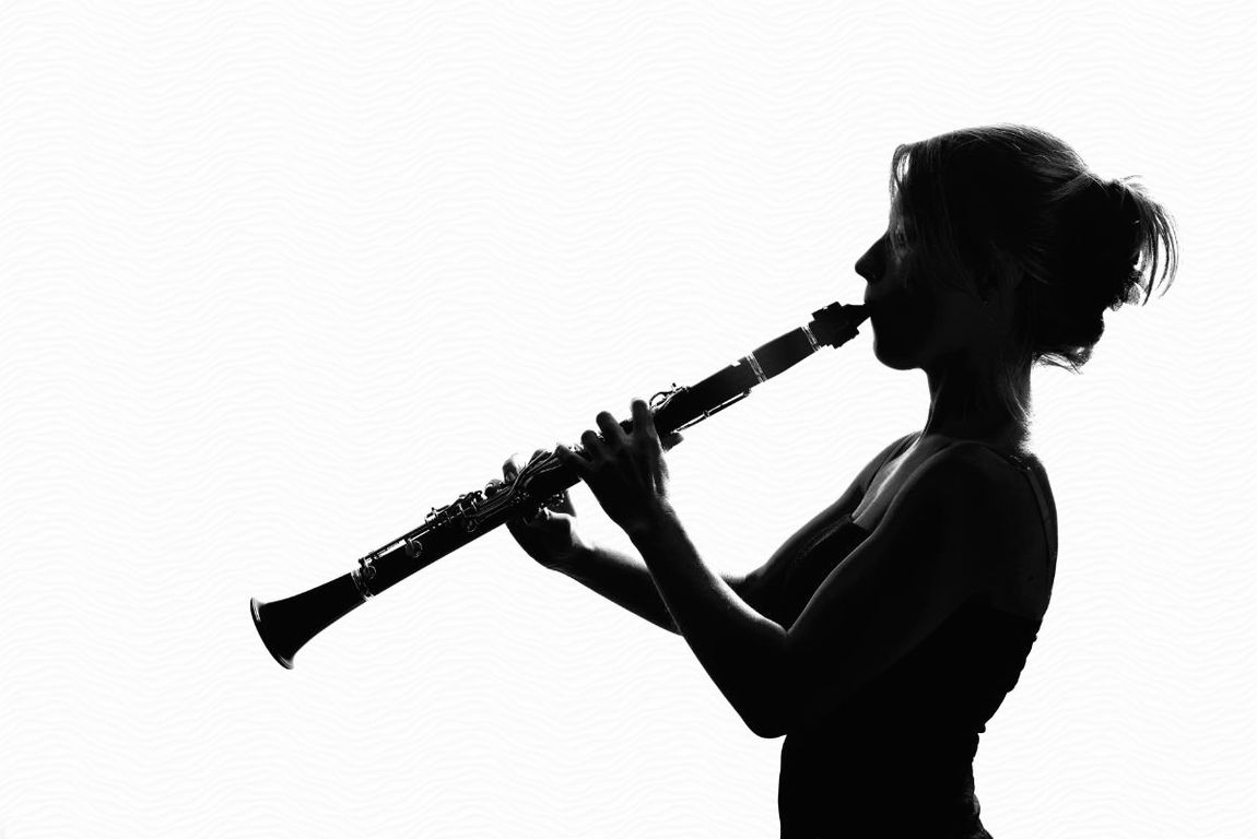 Musicante suona il clarinetto