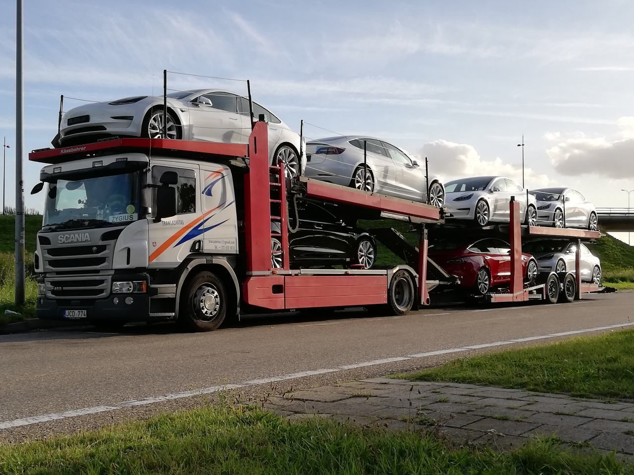 Autovežiu gabenami automobiliai