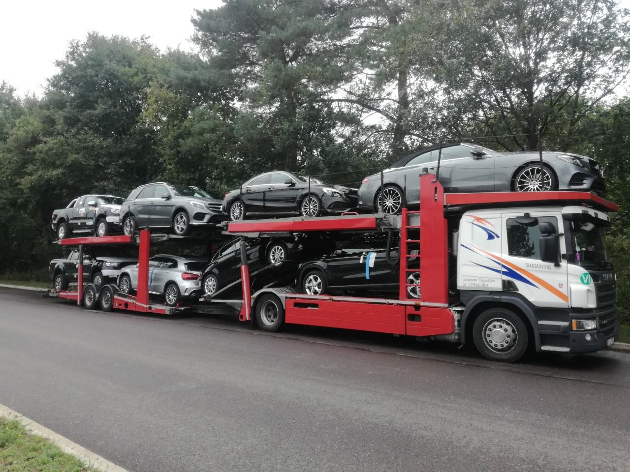 Autovežis pilnas automobilių